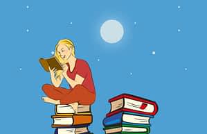 un enfant juché sur une pile de livres est en train de lire, à la lumière du clair de lune et des étoiles